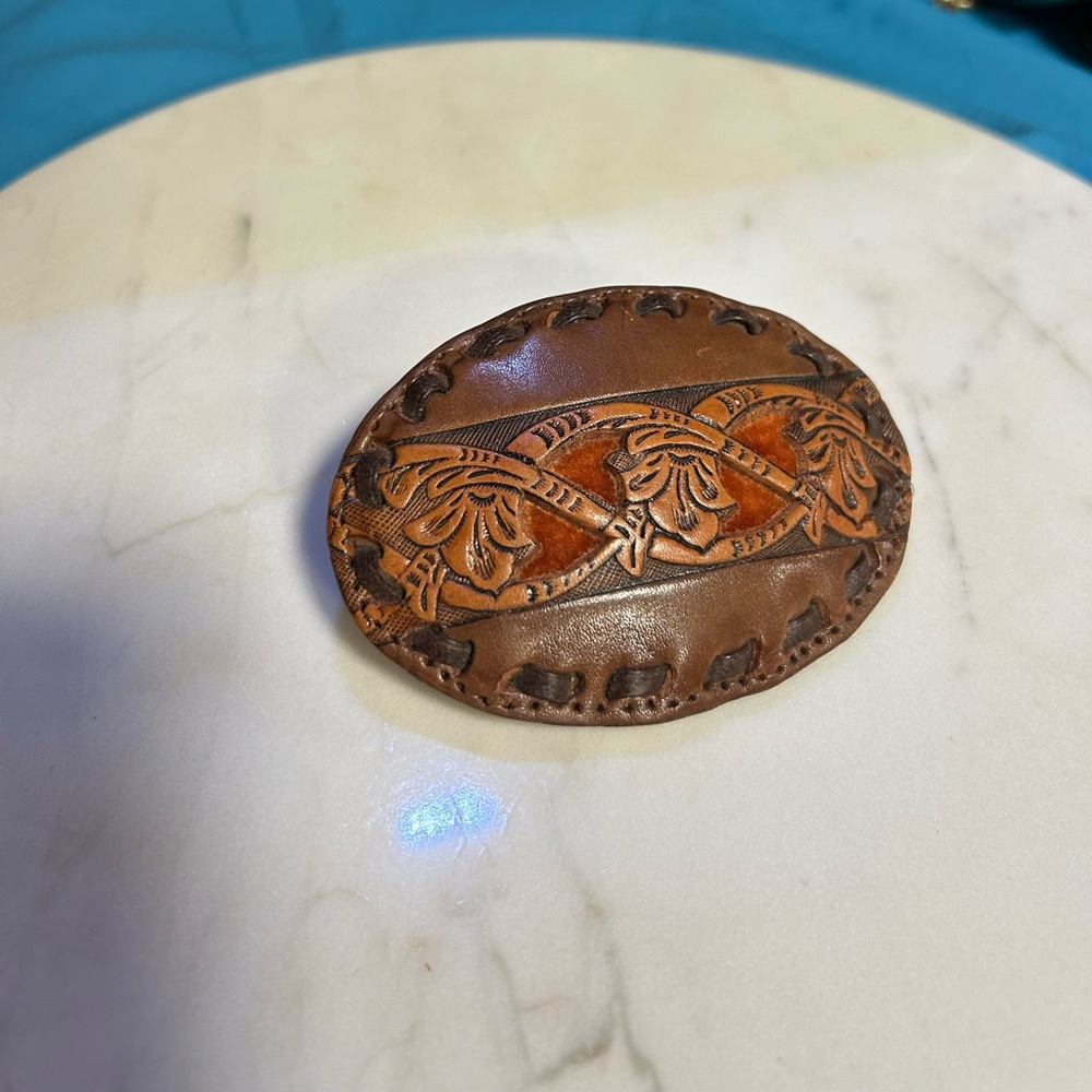 Leather hand made belt buckle with velour accent. Vintage - Picture 3 of 8